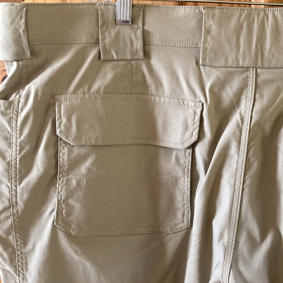 Men’s Duluth Flex Dry On The Fly light tan flat front cargo shorts size 48 - Picture 6 of 10